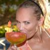 Soleil, plage et cocktail : un rêve pour beaucoup, une réalité pour l'actrice Kristin Chenoweth en vacances au St. Regis Punta Mita Resort dans la ville de Punta Mita au Mexique. Le 13 avril 2013.