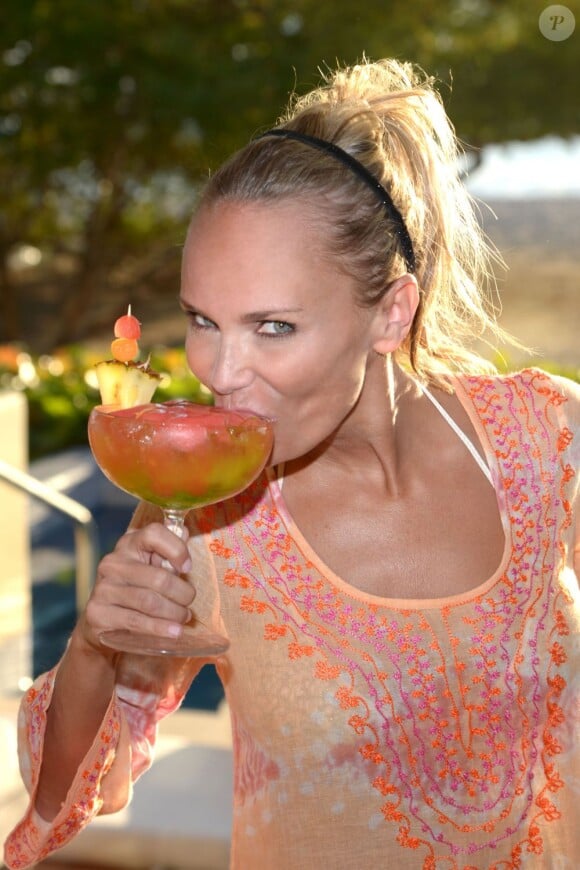 Soleil, plage et cocktail : un rêve pour beaucoup, une réalité pour l'actrice Kristin Chenoweth en vacances au St. Regis Punta Mita Resort dans la ville de Punta Mita au Mexique. Le 13 avril 2013.