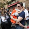 Tom Cruise sort de son hôtel new-yorkais avec sa fille Suri devant une flopée de paparazzi, en juillet 2012.