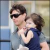 Tom Cruise portant sa fille Suri à Manhattan le 17 août 2008