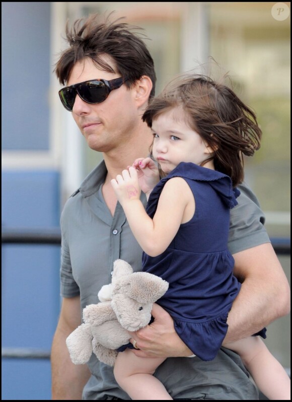 Tom Cruise portant sa fille Suri à Manhattan le 17 août 2008