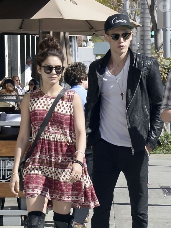 Vanessa Hudgens et Austin Butler sont allés déjeuner au Cafe Roma de Beverly Hills avec leur ami, Oliver Trevena, le 18 avril 2013.