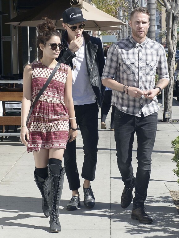 Vanessa Hudgens et son chéri Austin Butler sont allés déjeuner au Cafe Roma de Beverly Hills avec leur ami, Oliver Trevena, le 18 avril 2013.