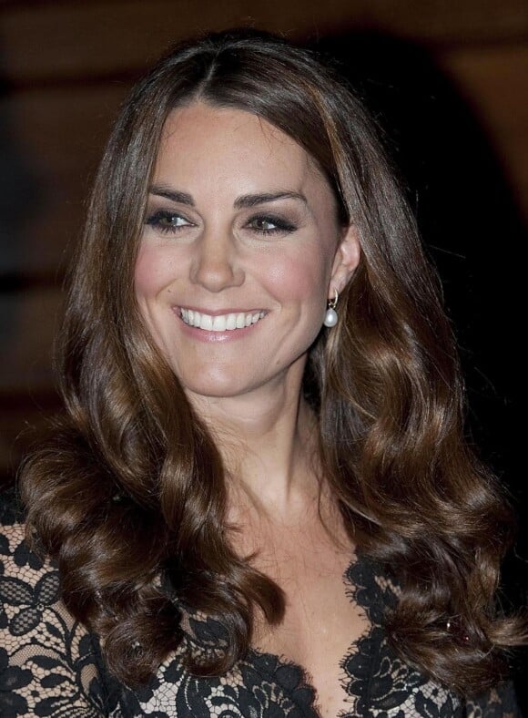 Kate Middleton en mode nuit, appuie son oeil charbonneux pour un effet glamour à souhait.