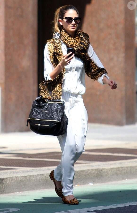 Le mannequin Lily Aldridge en pleine séance shopping à New York, porte un chemisier Equipment et un pantalon 3.1 Phillip Lim avec pour accessoires une écharpe Yves Saint Laurent, un sac Pandora de Givenchy et des ballerines Charlotte Olympia. Le 16 avril 2013.