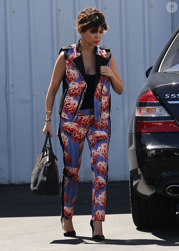 Exclusif - Kourtney Kardashian surprise près d'un studio à Hollywood, porte un ensemble L.A.M.B. collection printemps-été 2013, un sac Birkin d'Hermès et des souliers Jean Michel Cazabat. Le 17 avril 2013.