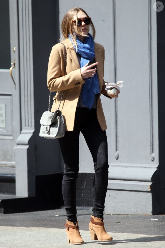 Exclusif - Elizabeth Olsen se promène dans les rues de New York avec un sac Chanel à l'épaule et des bottines Rag & Bone aux pieds. Le 15 avril 2013.