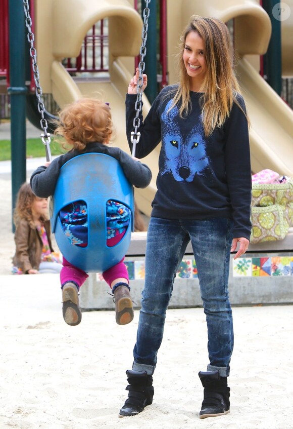 Jessica Alba, maman stylée avec sa fille Haven dans un parc, porte un sweater au motif gueule de loup, d'un jean et de baskets Isabel Marant. Los Angeles, le 13 avril 2013.