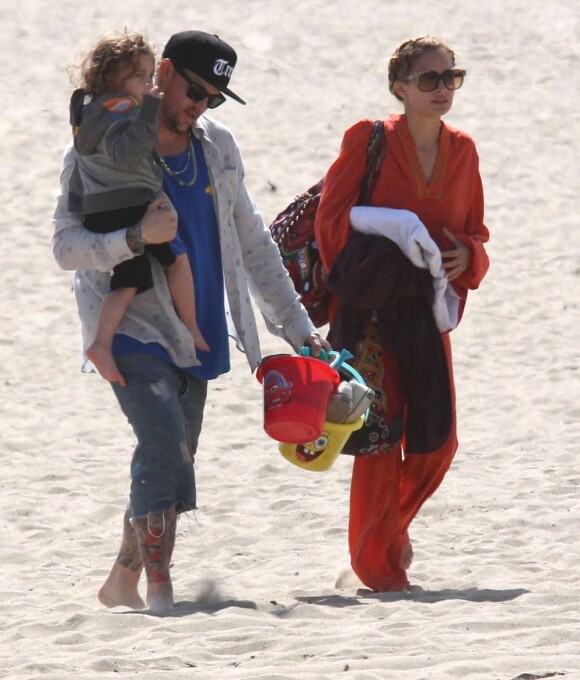 Nicole Richie et Joel Madden avec leurs enfants Harlow et Sparrow à la plage à Santa Monica, le 9 avril 2012.