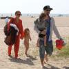 Nicole Richie et Joel Madden avec leurs enfants Harlow et Sparrow à la plage à Santa Monica, le 9 avril 2012.