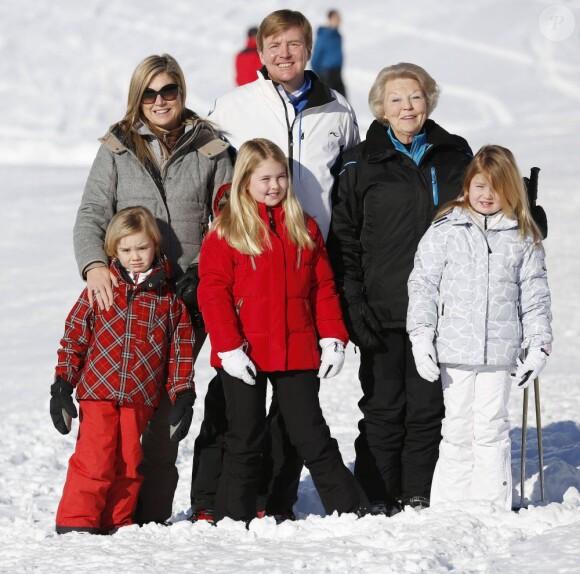 Willem-Alexander et Maxima des Pays-Bas avec la reine Beatrix et leurs filles le 17 février 2013 à Lech, en Autriche.