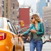 Sarah Jessica Parker hèle un taxi dans les rues de New York, le 19 avril 2013.