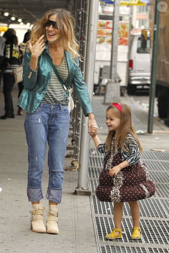 Sarah Jessica Parker dépose ses filles Marion et Tabitha, hilare, à l'école à New York, le 19 avril 2013.