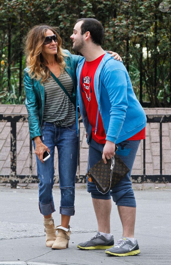 Sarh Jessica Parker pose avec un fan à New York, dans le quartier de West Village, le 19 avril 2013.