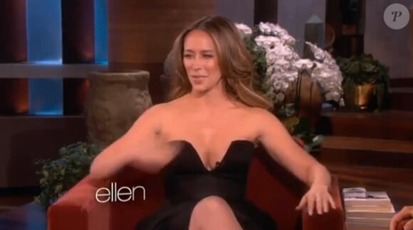 Fou rire de Jennifer Love Hewitt très sexy sur le plateau de The Ellen DeGeneres Show co-présenté par Matthew Perry