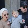 Pink, son mari Carey Hart et leur fille Willow se promenant à Amsterdam le samedi 20 avril.