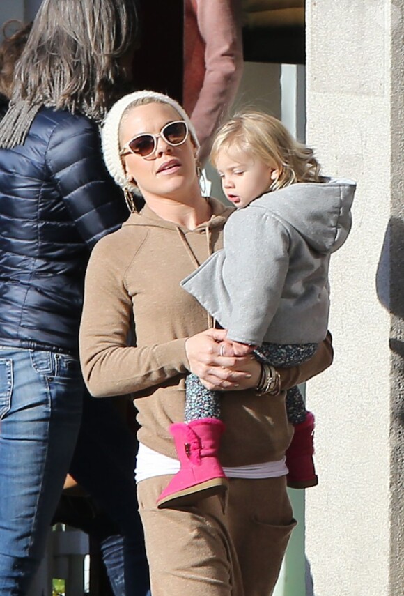 Pink et sa fille Willow se promenant à Amsterdam le samedi 20 avril 2013.