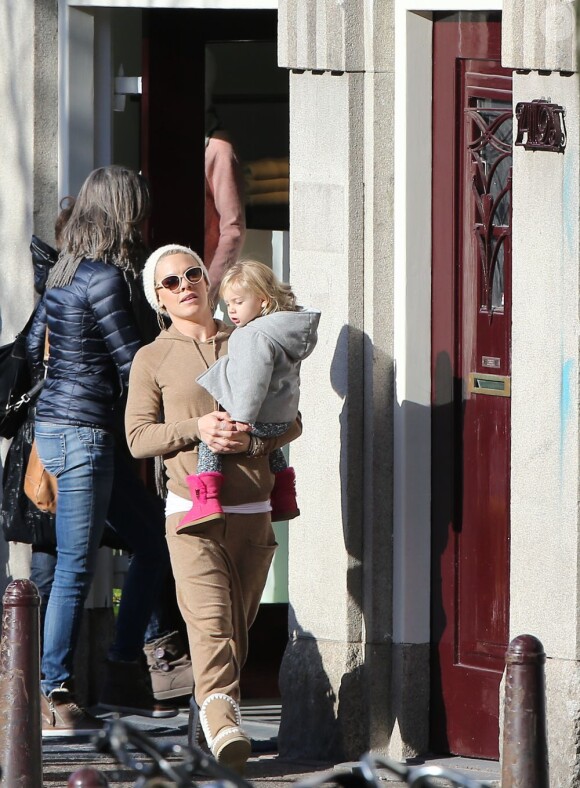 Pink, son mari Carey Hart et leur fille Willow se promenant à Amsterdam le samedi 20 avril.
