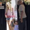 Kimberly Stewart et sa fille Delilah, dans les rues de Los Angeles, le 20 avril 2013. La jeune fille, née de la brève relation de sa mère avec Benicio Del Toro, faisait ses premiers pas.