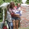 Kimberly Stewart et sa fille Delilah, dans les rues de Los Angeles, le 20 avril 2013. La jeune fille, née de la brève relation de sa mère avec Benicio Del Toro, faisait ses premiers pas.