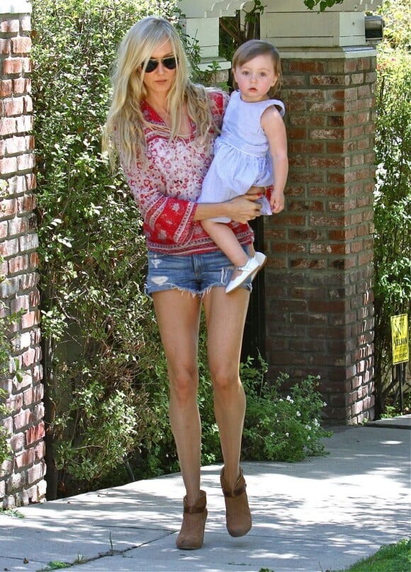 Kimberly Stewart et Delilah, dans les rues de Los Angeles, le 20 avril 2013. La jeune fille, née de la brève relation de sa mère avec Benicio Del Toro, faisait ses premiers pas.