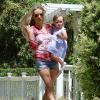 Kimberly Stewart et sa fille Delilah, dans les rues de Los Angeles, le 20 avril 2013. La jeune fille, née de la brève relation de sa mère avec Benicio Del Toro, faisait ses premiers pas.