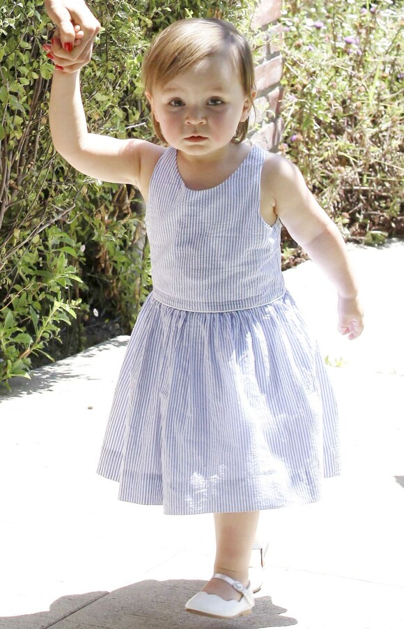 Kimberly Stewart et sa fille Delilah, dans les rues de Los Angeles, le 20 avril 2013. La petite fille, née de la brève relation de sa mère avec Benicio Del Toro, faisait ses premiers pas.