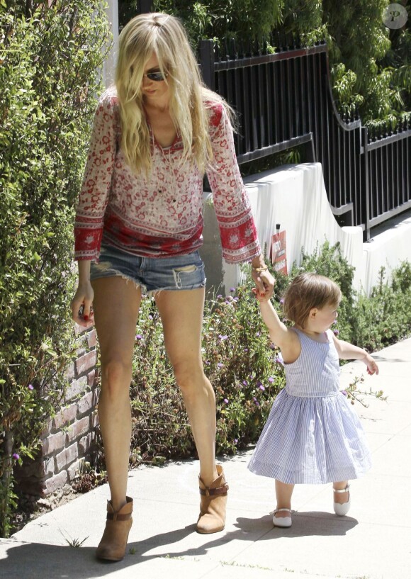 La jolie Kimberly Stewart et sa fille Delilah, dans les rues de Los Angeles, le 20 avril 2013. La jeune fille, née de la brève relation de sa mère avec Benicio Del Toro, faisait ses premiers pas.