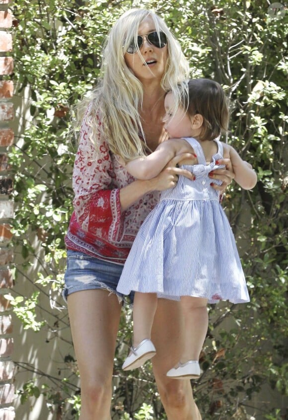 Kimberly Stewart et sa jeune fille Delilah, dans les rues de Los Angeles, le 20 avril 2013. La jeune fille, née de la brève relation de sa mère avec Benicio Del Toro, faisait ses premiers pas.