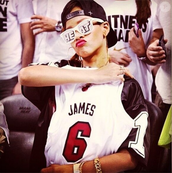Rihanna supporte LeBron James et ses partenaires des Miami Heat lors de leur rencontre avec les Milwaukee Bucks en playoffs de la saison de NBA.