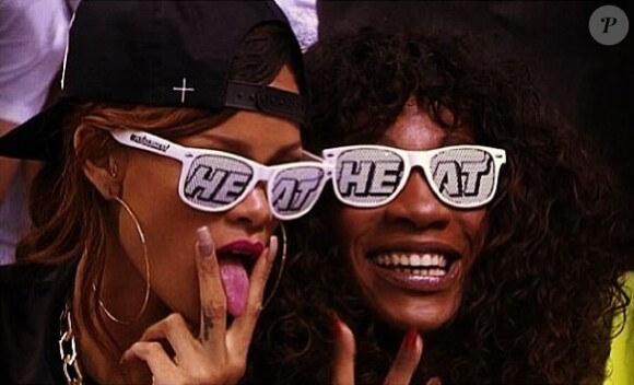 Rihanna et Melissa Forde, déchaînées à l'American Airlines Arena lors du match de NBA entre les Miami Heat et les Milwaukee Bucks. Miami, le 21 avril 2013.
