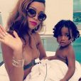 Rihanna, craquante en bikini et sous le charme d'un petit garçon, récupère de sa folle nuit au club de strip-tease King of Diamonds.