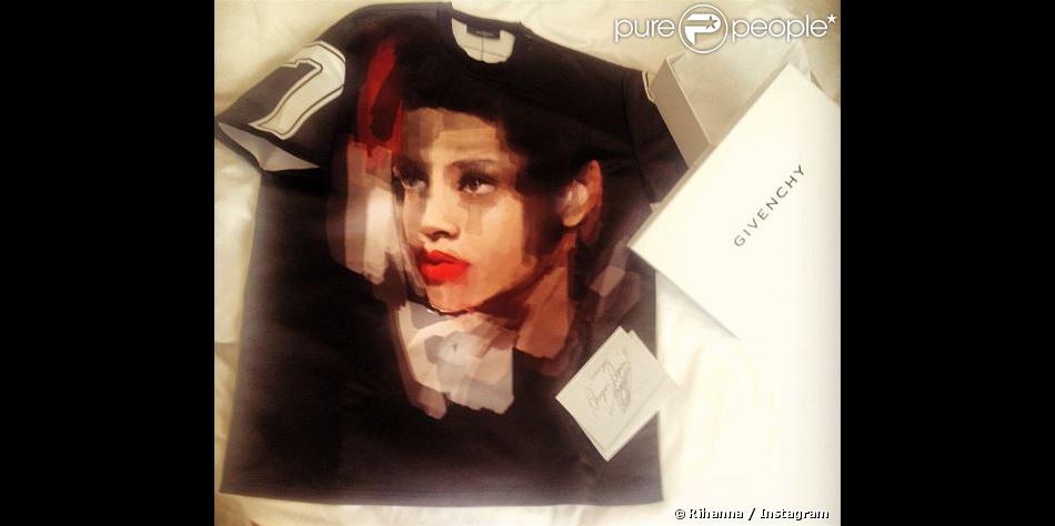Voici le t-shirt unique que Riccardo Tisci, directeur artistique de Givenchy, a offert à Rihanna.