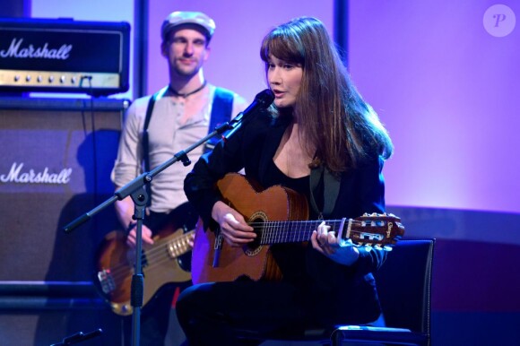 Carla Bruni a fait une apparition et a chanté dans l'émission "3nach9" de Radio Bremen à Bremen en Allemagne le 19 avril 2013.
