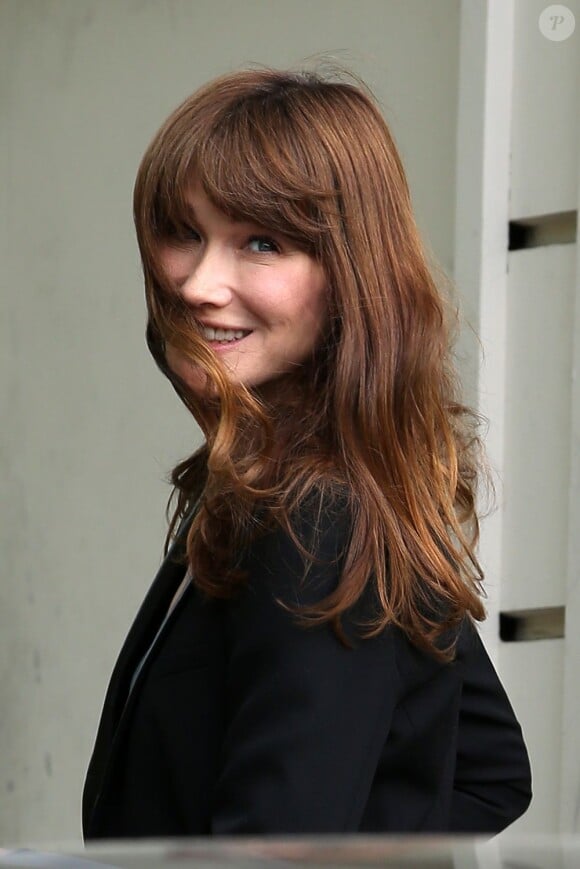 Arrivée de Carla Bruni pour l'enregistrement de l'émission "Vivement Dimanche" le 17 avril 2013 à Paris.