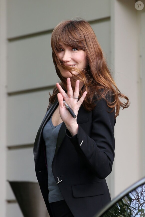 Arrivée de Carla Bruni pour l'enregistrement de l'émission "Vivement Dimanche" le 17 avril 2013 à Paris.