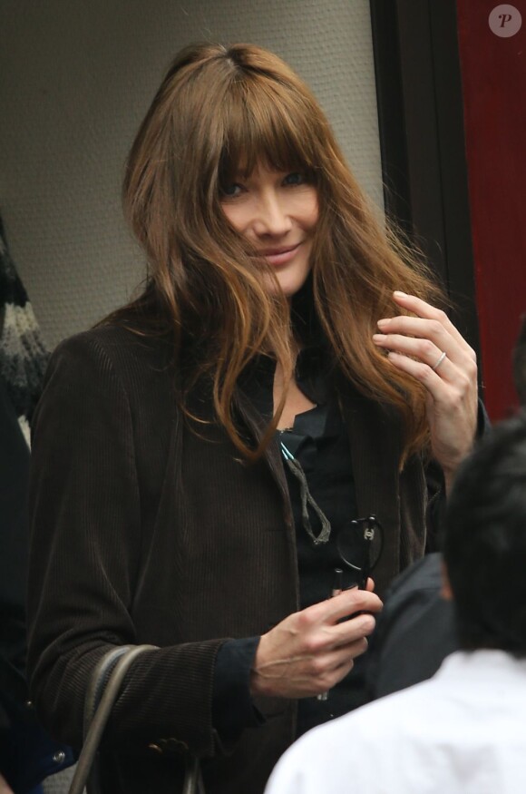 Carla Bruni tourne le clip de sa chanson Mon Raymond à Paris au café Pure Cafe le 27 mars 2013.