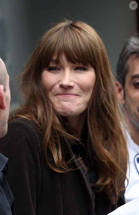 Carla Bruni tourne le clip de sa chanson Mon Raymond à Paris au café Pure Cafe le 27 mars 2013.