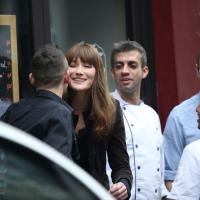 Carla Bruni, après un café avec son Raymond, se confie sur Giulia et Nicolas