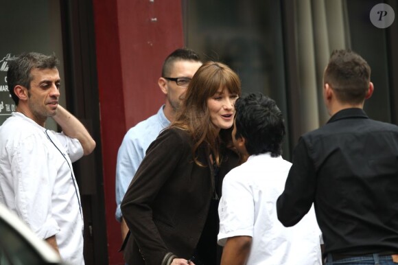 Carla Bruni tourne le clip de sa chanson Mon Raymond à Paris au café Pure Cafe le 27 mars 2013.