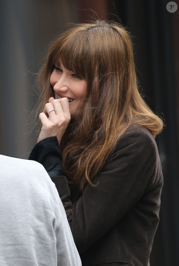Carla Bruni tourne le clip de sa chanson Mon Raymond à Paris au café Pure Cafe le 27 mars 2013.