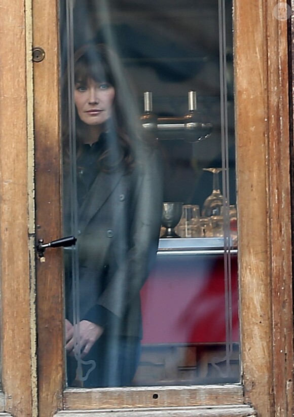 Carla Bruni tourne le clip de sa chanson Mon Raymond à Paris au café Pure Cafe le 27 mars 2013.