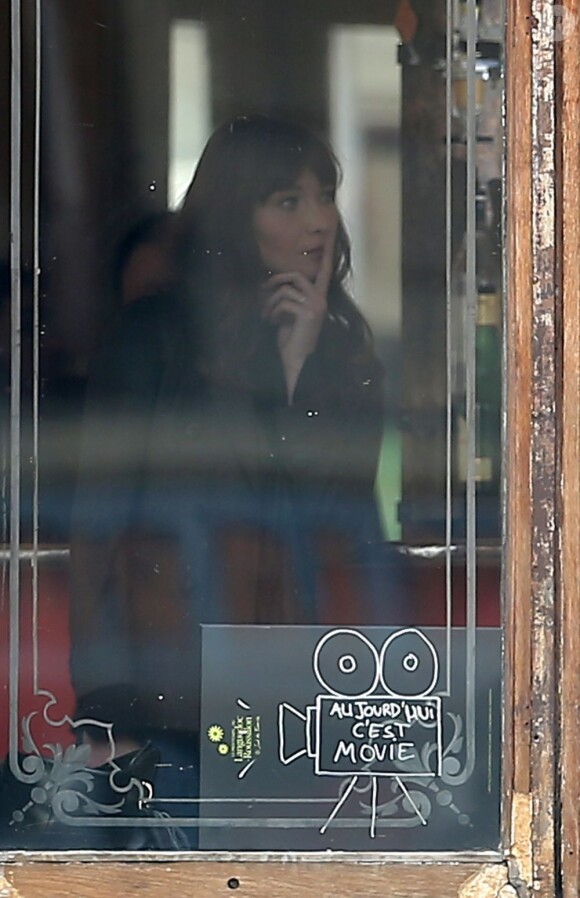 Carla Bruni tourne le clip de sa chanson Mon Raymond à Paris au café Pure Cafe le 27 mars 2013.
