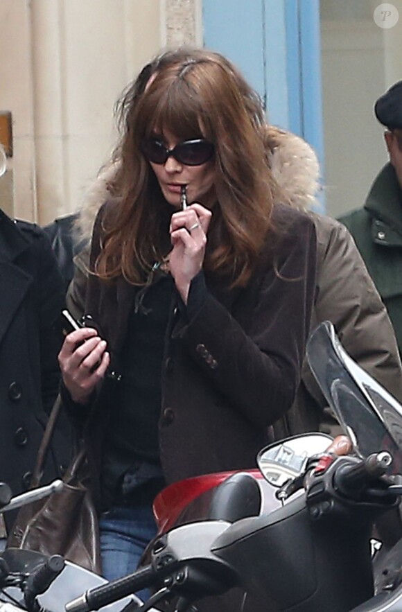 Carla Bruni tourne le clip de sa chanson Mon Raymond à Paris au café Pure Cafe le 27 mars 2013.