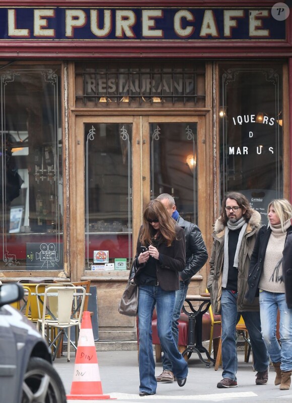 Carla Bruni tourne le clip de sa chanson Mon Raymond à Paris au café Pure Cafe le 27 mars 2013.
