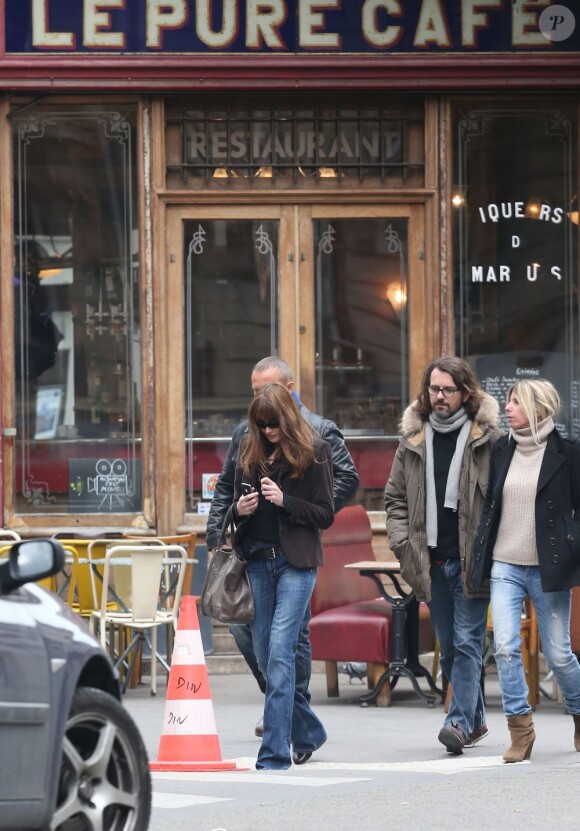 Carla Bruni tourne le clip de sa chanson Mon Raymond à Paris au café Pure Cafe le 27 mars 2013.
