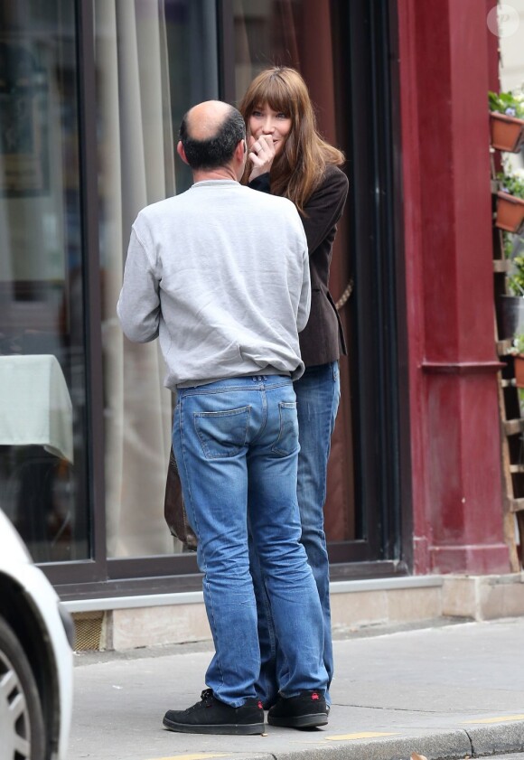 Carla Bruni tourne le clip de sa chanson Mon Raymond à Paris au café Pure Cafe le 27 mars 2013.
