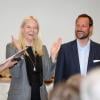 Pleins d'enthousiasme, le prince Haakon et la princesse Mette-Marit de Norvège se rendaient à l'Institut du Travail (Arbeidsinstuttet) de Sundvolden le 18 avril 2013.