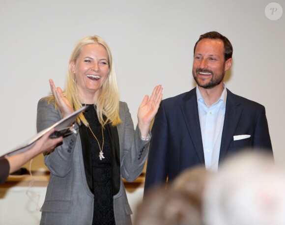Pleins d'enthousiasme, le prince Haakon et la princesse Mette-Marit de Norvège se rendaient à l'Institut du Travail (Arbeidsinstuttet) de Sundvolden le 18 avril 2013.