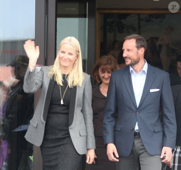 Le prince héritier Haakon et la princesse Mette-Marit de Norvège se rendaient à l'Institut du Travail (Arbeidsinstuttet) de Sundvolden le 18 avril 2013.